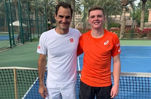 Roger Federer mit Dominic Stricker in Dubai