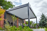 Pavillon BAVONA Hardtop mit Lamellendach einseitig an Hauswand montiert